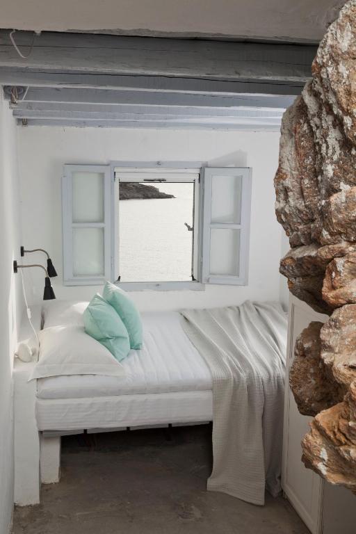 Postel nebo postele na pokoji v ubytování Coco-Mat Eco Residences Serifos