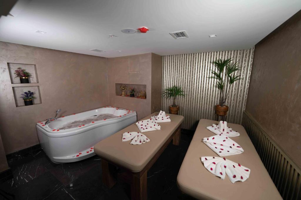 Koupelna v ubytování Costera Hotel