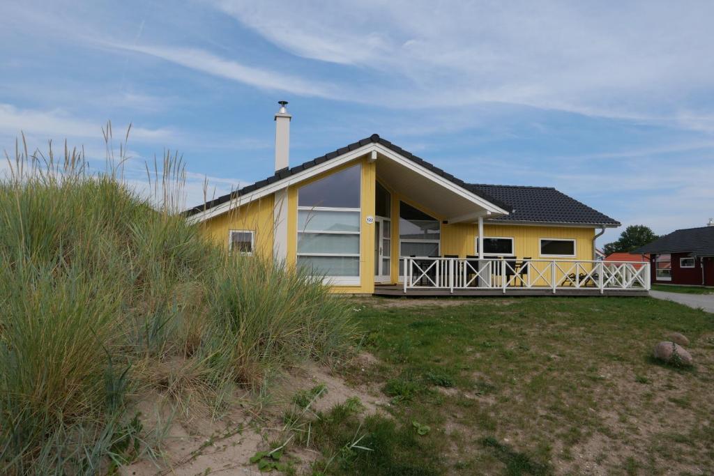 Casa amarilla con porche en la playa en Resort 2 Ferienhaus Typ D 122, en Großenbrode