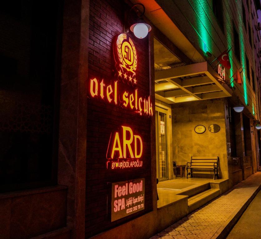 un'insegna al neon sul lato di un edificio di Selçuk Hotel a Konya