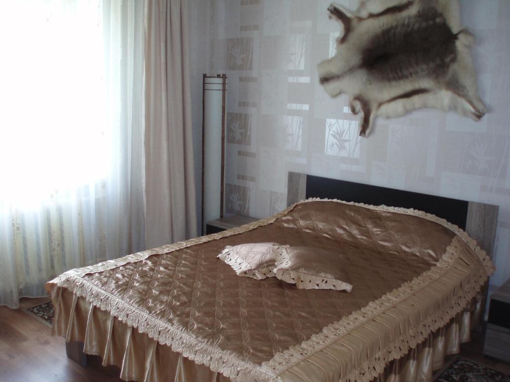 1 dormitorio con 1 cama con un cráneo en la pared en Laucinieki, en Mākoņkalns