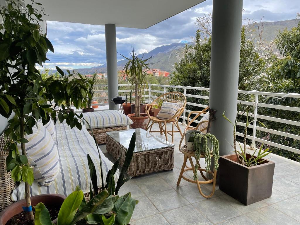 balcón con plantas y vistas a las montañas en KASABOBA, en Parres de Llanes