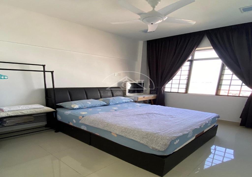 1 dormitorio con 1 cama y ventilador de techo en Cozy Apartment 2BR 5pax Glory Beach Resort en Port Dickson