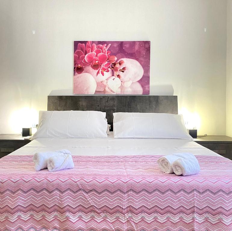 - une chambre avec un lit et 2 serviettes dans l'établissement casadifederica, à Palerme