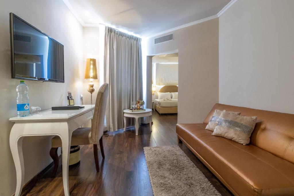 TV a/nebo společenská místnost v ubytování Agripas Boutique Hotel