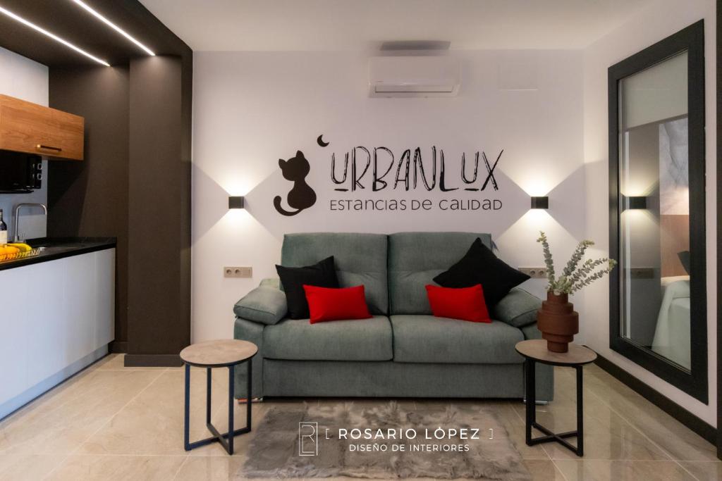 阿爾巴塞特的住宿－Urbanlux Olimpia Sleep & More，带沙发和红色枕头的客厅