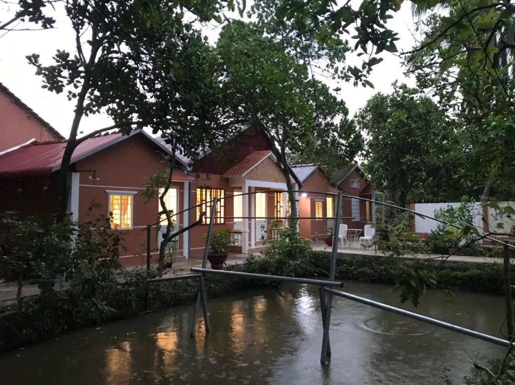 a house on a flooded street with water at Nam Thanh Homestay in Vĩnh Long