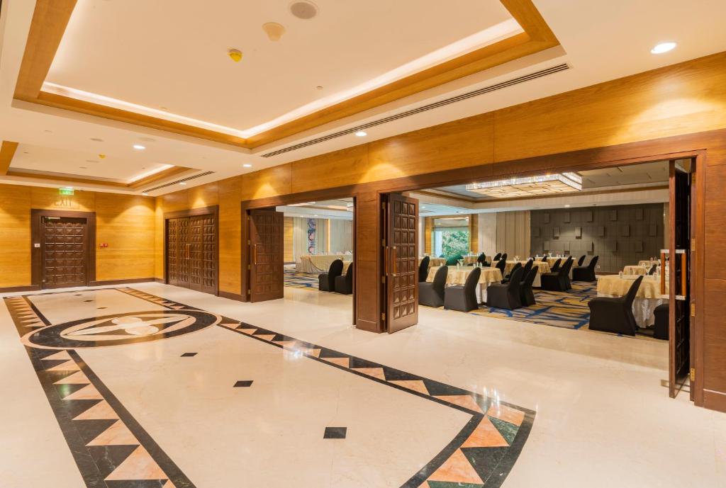 Posezení v ubytování Holiday Inn Agra MG Road an IHG Hotel