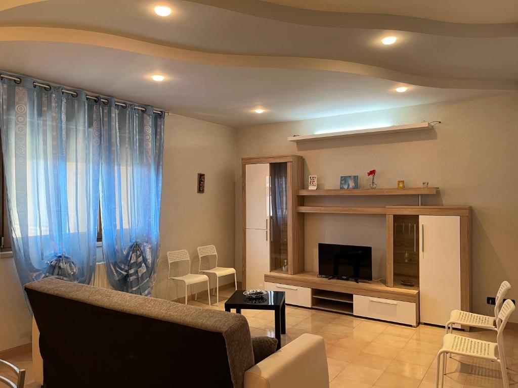 un soggiorno con divano e TV di [Apulian Heart] Elegante Appartamento a Gioia del Colle