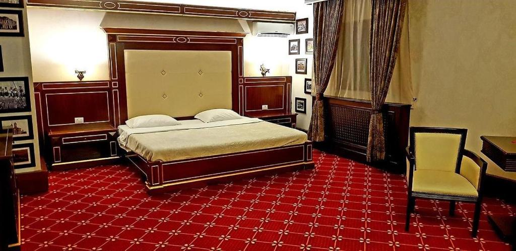 1 dormitorio con 1 cama y alfombra roja en Cazare Plopii fara Sot, en Iaşi