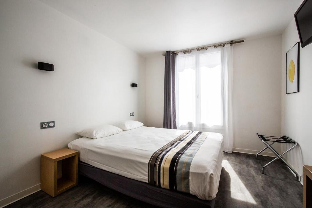 佩皮尼昂的住宿－Hôtel PB - Paris-Barcelone，一间卧室设有一张大床和一个窗户。