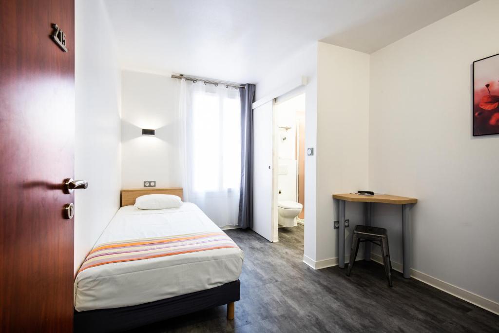 Postel nebo postele na pokoji v ubytování Hôtel PB - Paris-Barcelone