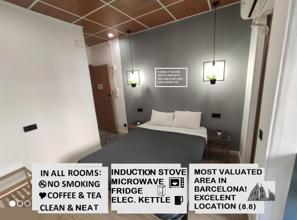 Habitación con cama y letreros en la pared en Barcelona Rooms 294, en Barcelona