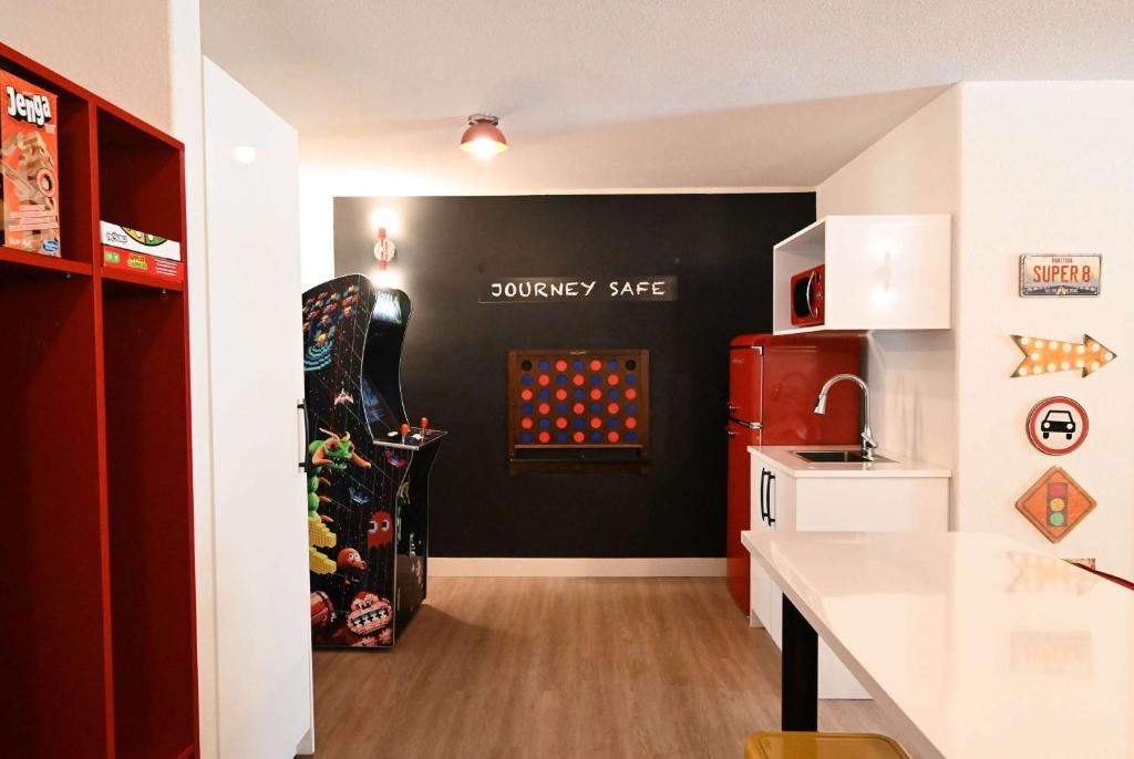Kuchyň nebo kuchyňský kout v ubytování Super 8 by Wyndham Calgary Shawnessy Area