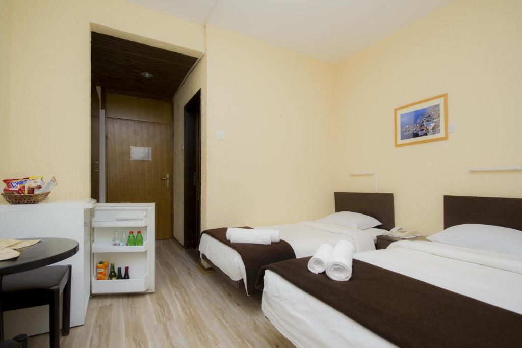 Rúm í herbergi á Guesthouse Junior