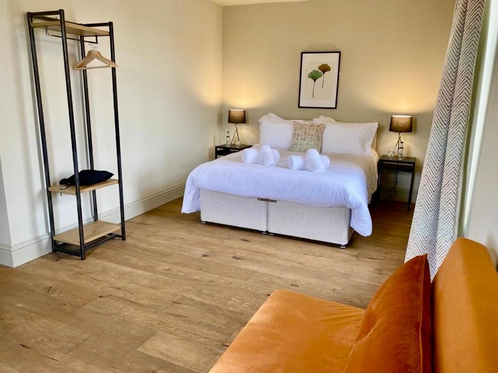 安斯特拉瑟Balcomie Links Hotel的卧室里有一张白色的床，上面有两个枕头