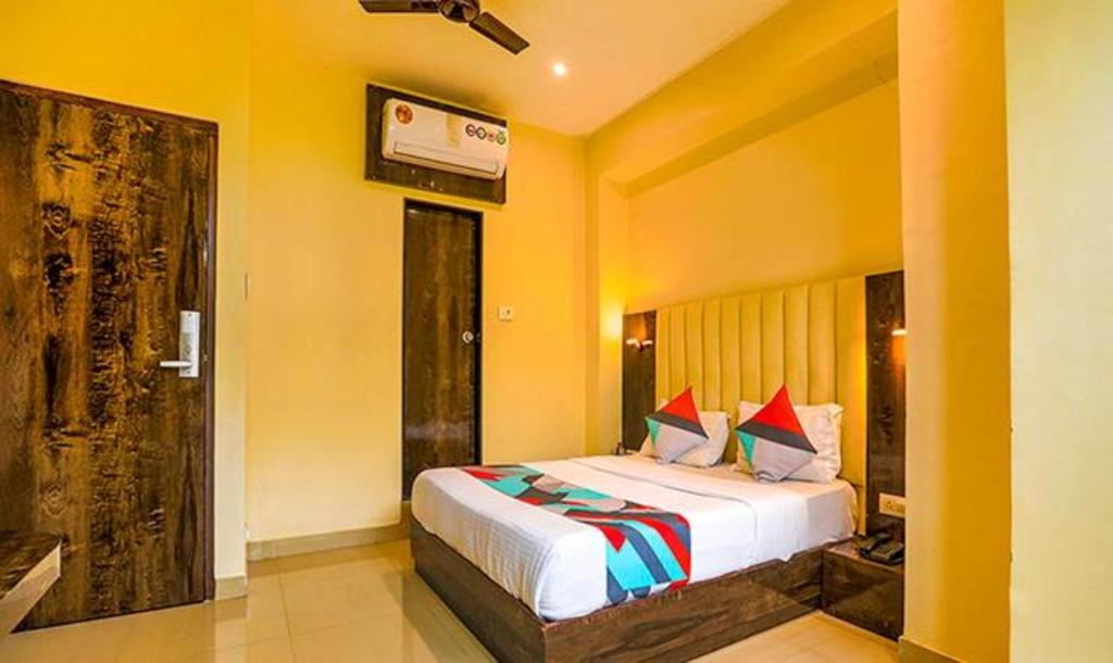 a bedroom with a large bed in a room at FabExpress Gateway Inn in Mumbai