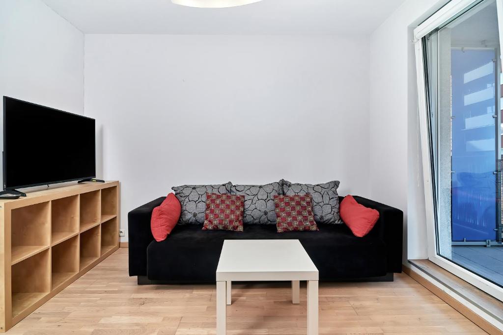 Televízia a/alebo spoločenská miestnosť v ubytovaní Apartament Spiżowa z Balkonem Wrocław by Noclegi Renters
