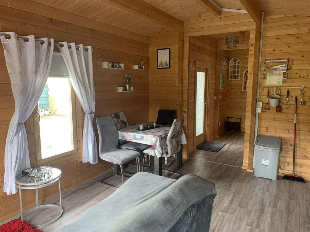 Fotografie z fotogalerie ubytování Cheerful Cozy Cabin in Countryside v destinaci Limerick