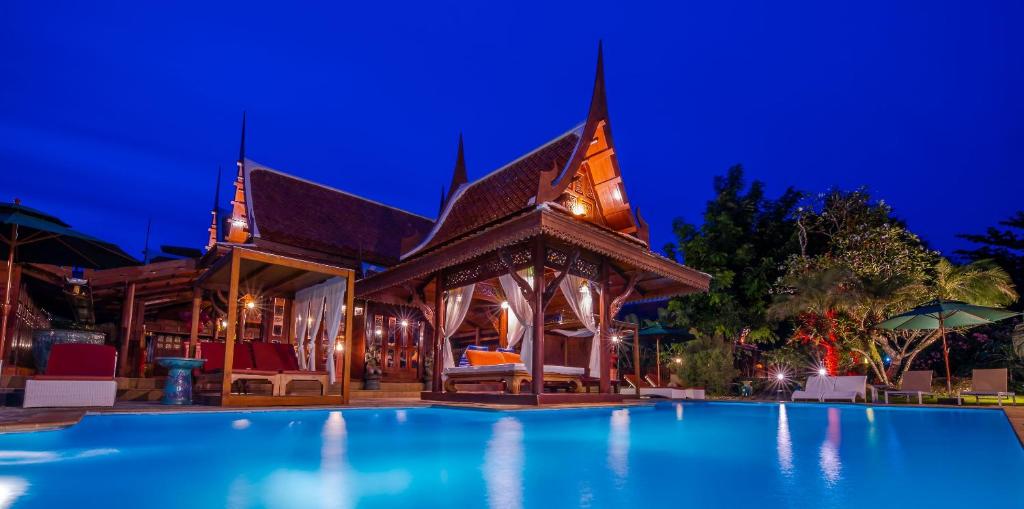Bazén v ubytování Royal Thai Villa Phuket - SHA Extra Plus nebo v jeho okolí