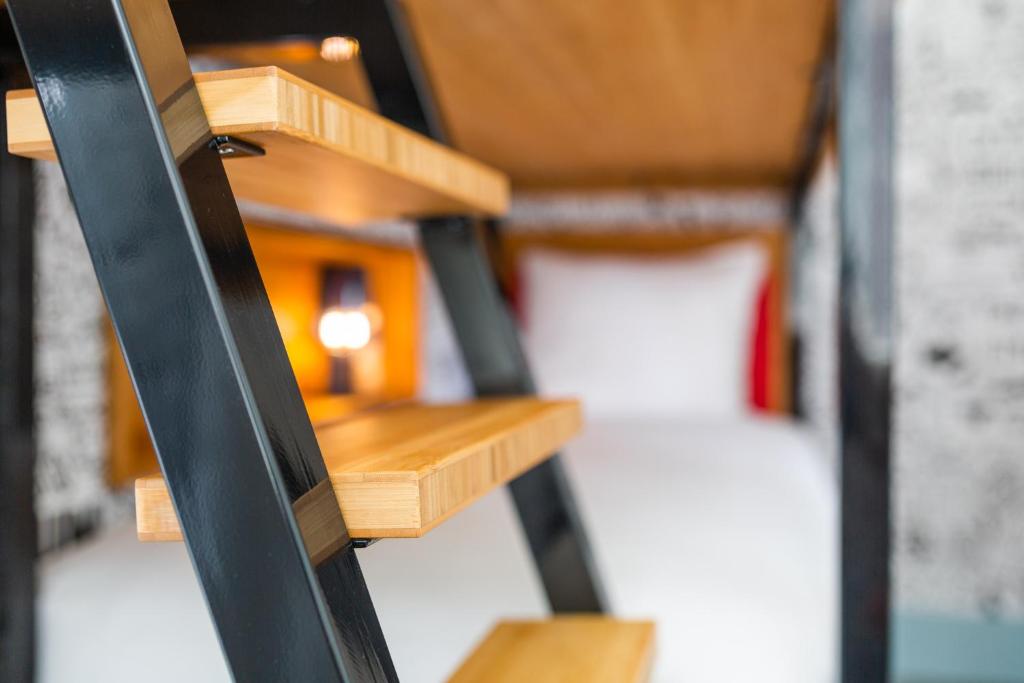 Palanda nebo palandy na pokoji v ubytování Vie Via - Your Hotel