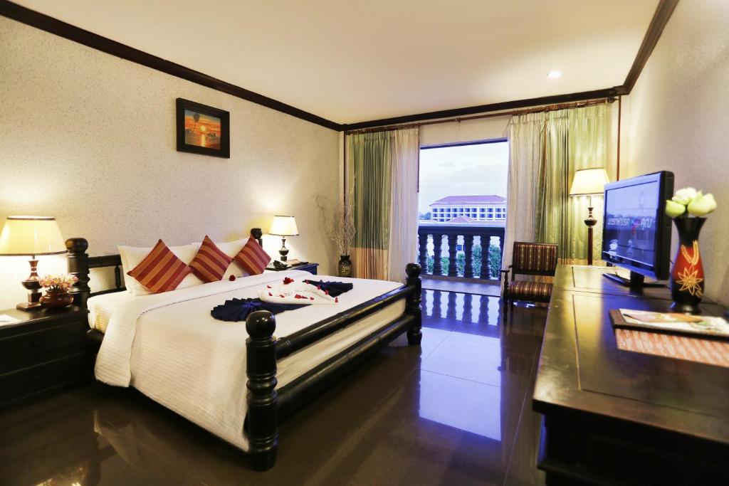 Postel nebo postele na pokoji v ubytování Lucky Angkor Hotel & Spa