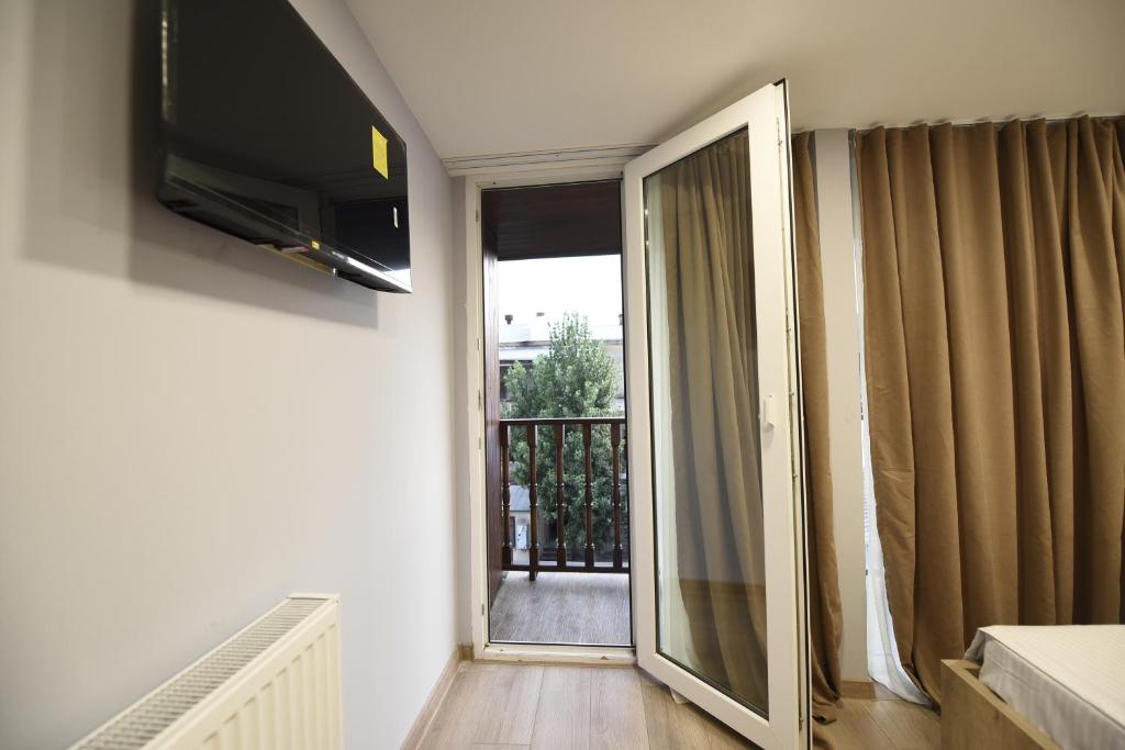 Family Hotel Avlabar - King Room Met Balkon