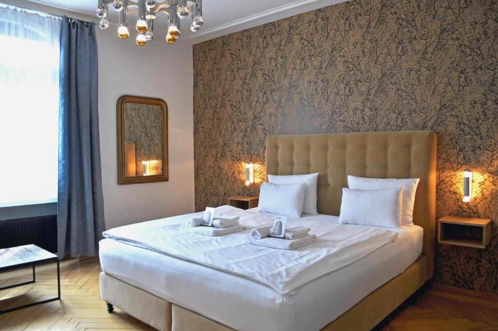ein Schlafzimmer mit einem großen weißen Bett in einem Zimmer in der Unterkunft Guesthouse fürDich in Zürich