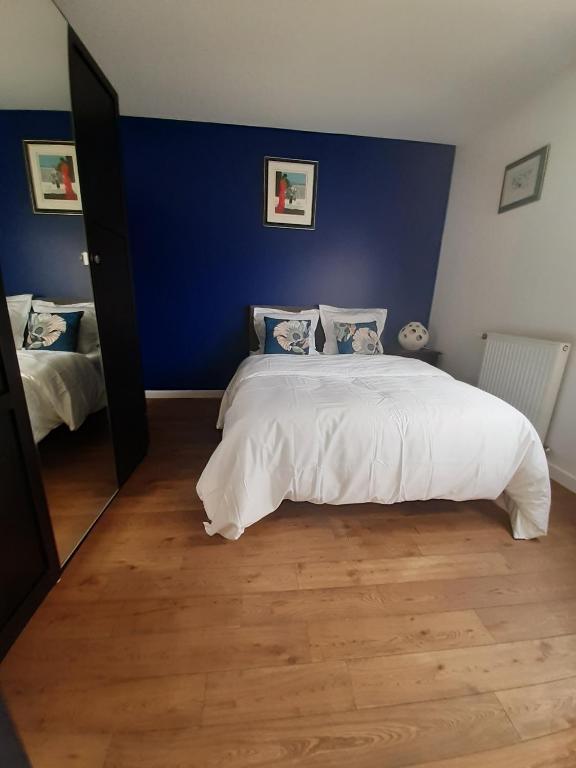 Photo de la galerie de l'établissement LE COCON BLEU Chambre chez l'habitant, à Villepreux