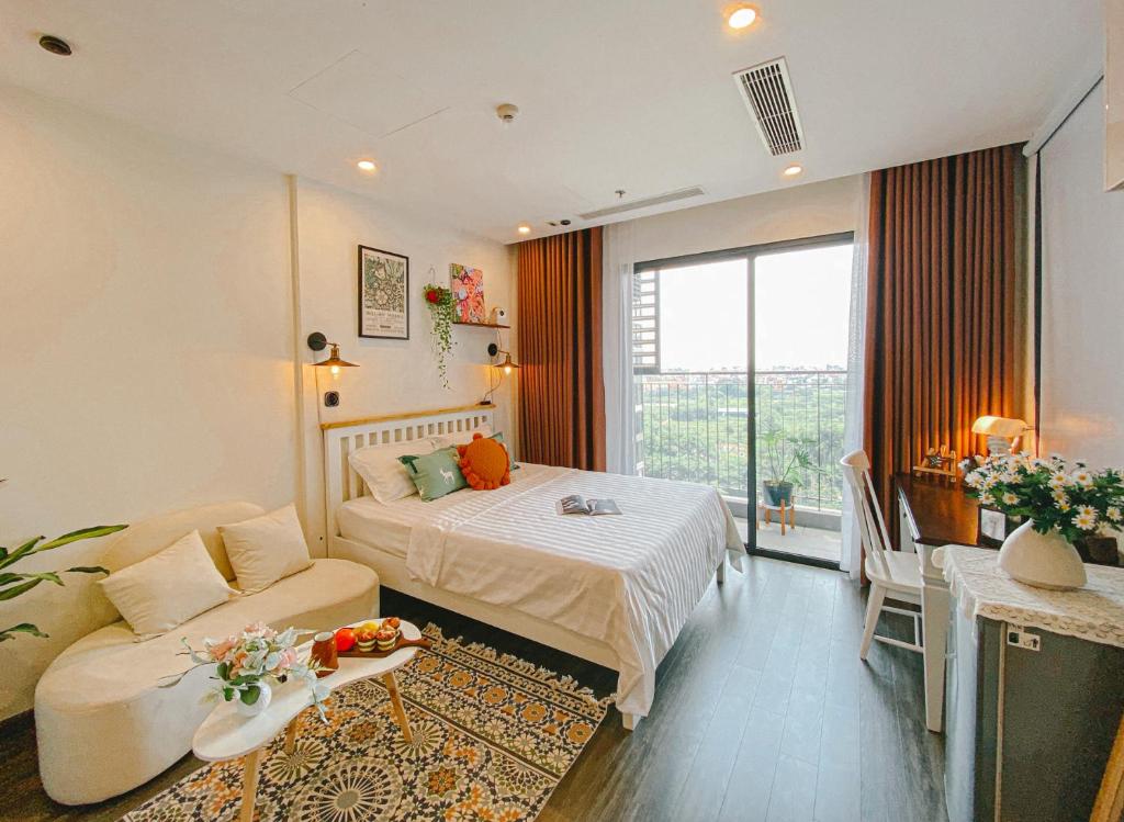 um quarto de hotel com uma cama e um sofá em Apartment 1BR-FL09th-R103 Building-Vinhomes Ocean Park 