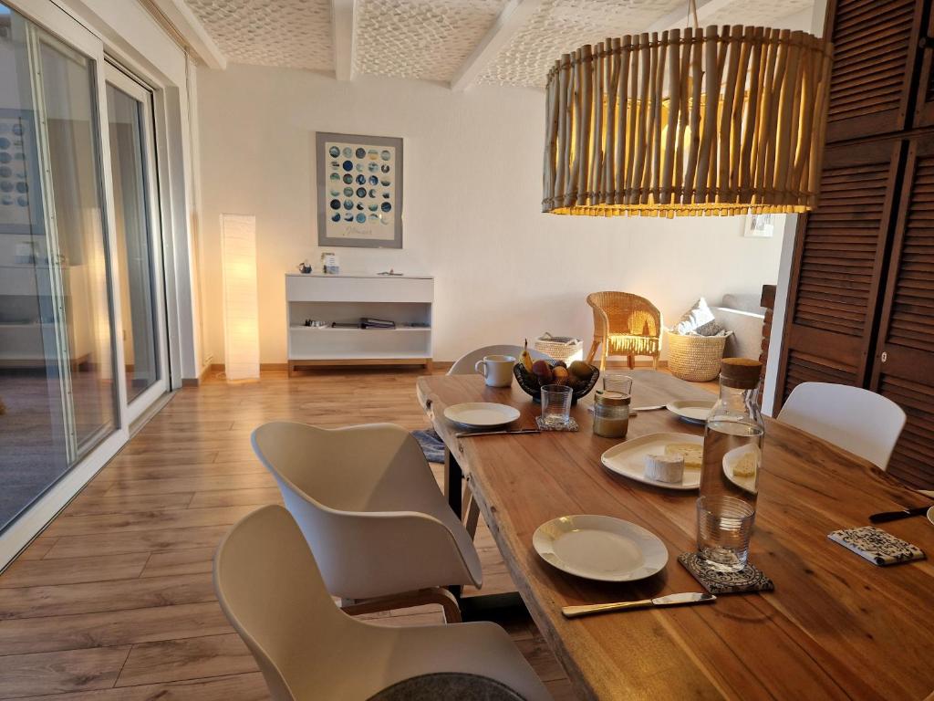 a dining room with a table and chairs at Ferienhaus Meerzeit in Gelting