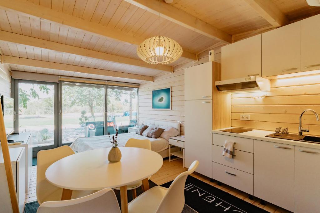 Kuchyňa alebo kuchynka v ubytovaní Zam-zam apartmanok