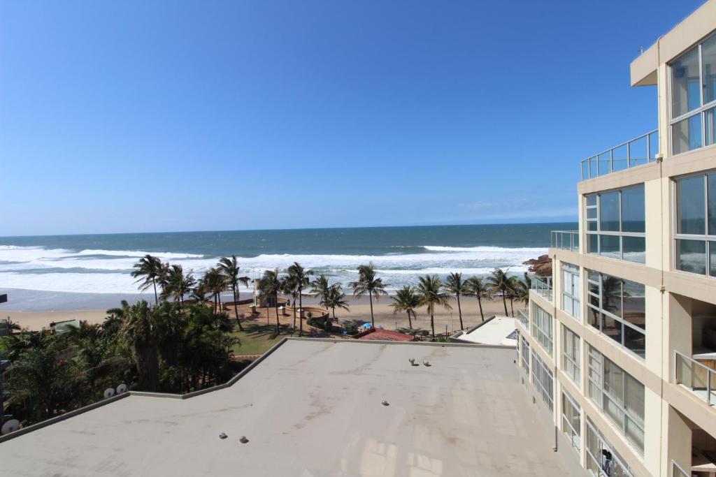 une vue sur la plage depuis le balcon d'un immeuble dans l'établissement Rondevoux 26, à Margate