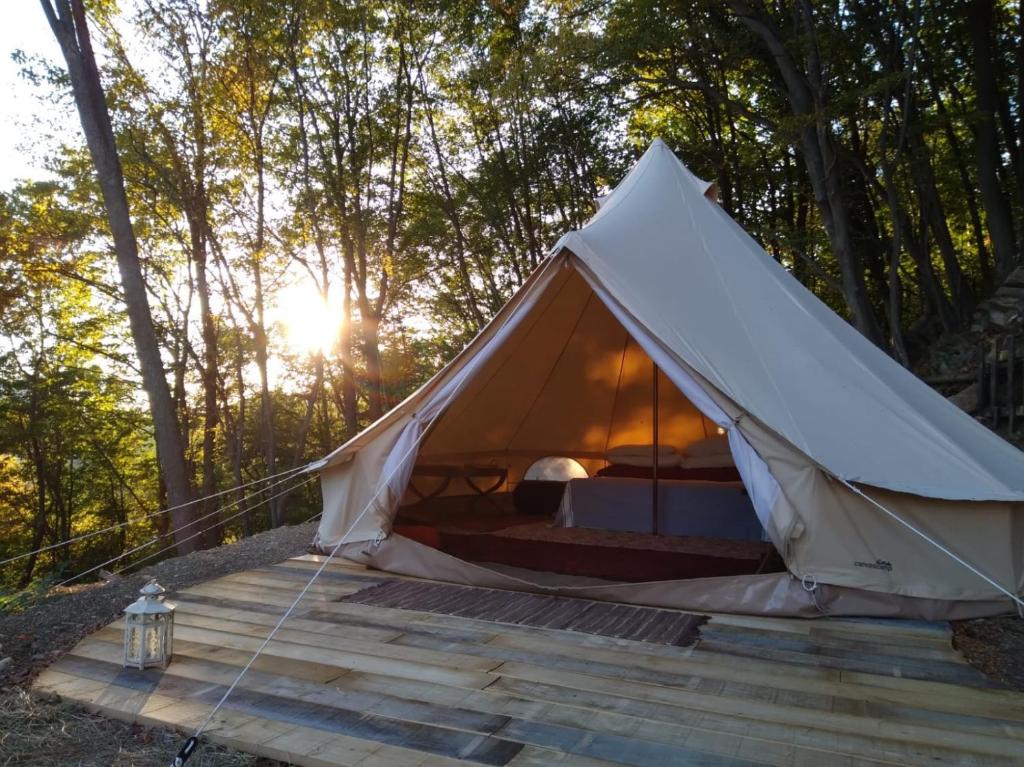 Tenda con letto su una terrazza in legno di Suxen nature experience - glamping con vista panoramica a Prepotto
