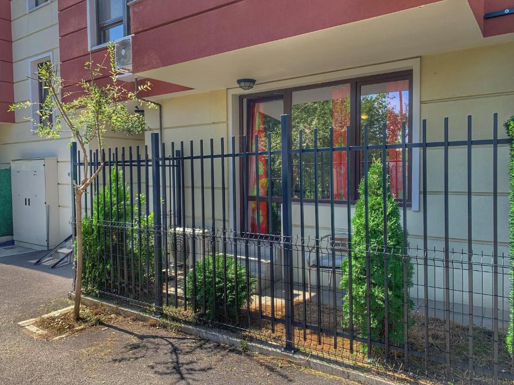una valla de hierro forjado frente a una casa en Green Gardens Apartment by LMG en Sofía