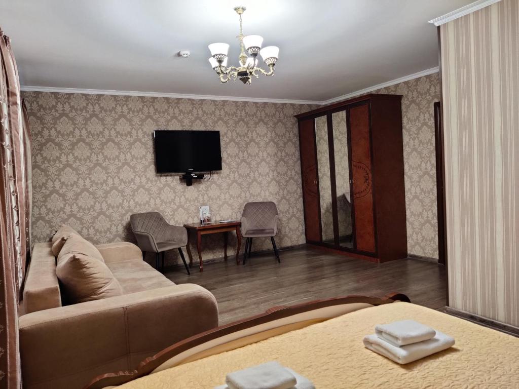TV a/nebo společenská místnost v ubytování Evropeyskiy