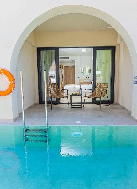 Bazén v ubytování Cabana Blu Hotel & Suites nebo v jeho okolí