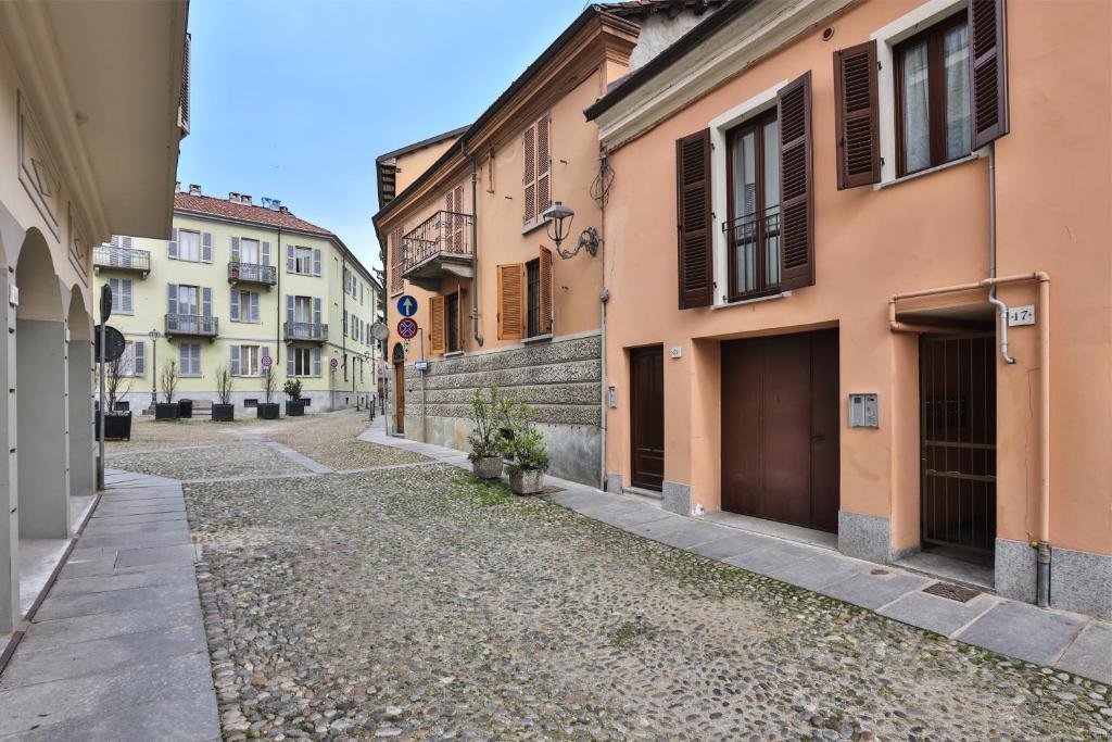 alejka na Starym Mieście z budynkami w obiekcie Donna Elena - Apartment w Asti