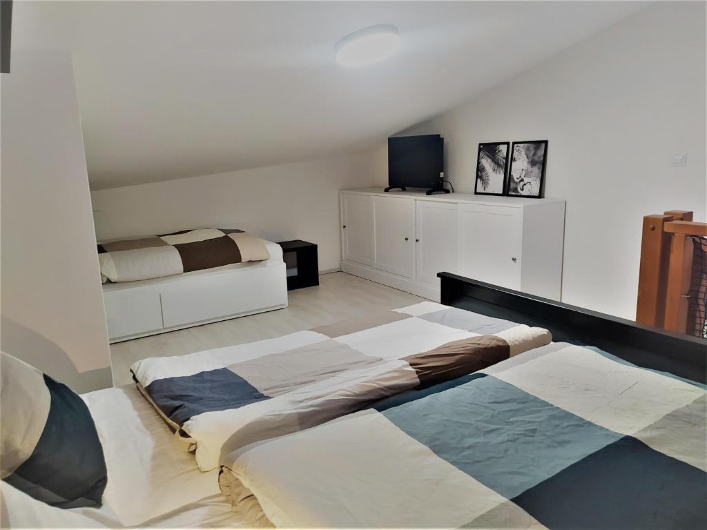 Postel nebo postele na pokoji v ubytování Apartmán Tommy - Zadov