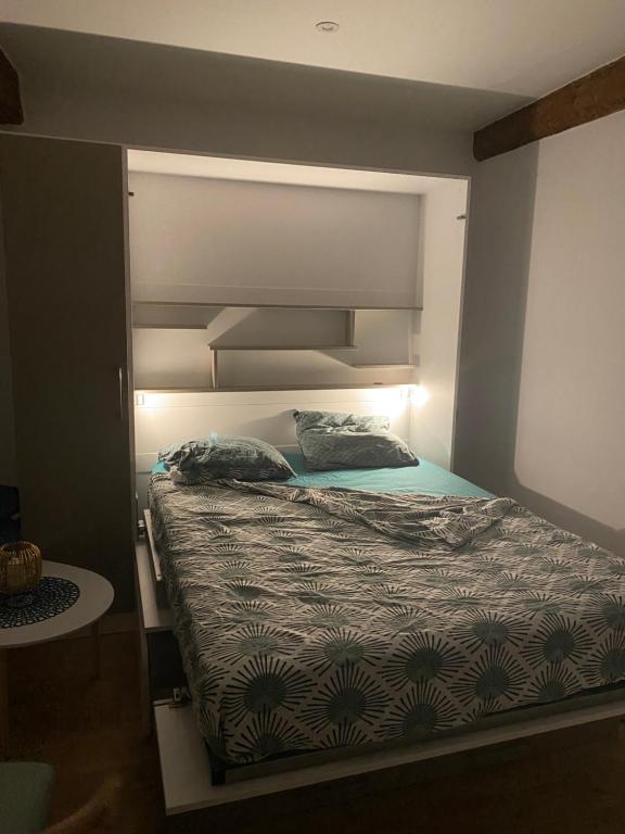Postel nebo postele na pokoji v ubytování Le cocon blanc: T2 centre Ax neuf et équipé 8 pers
