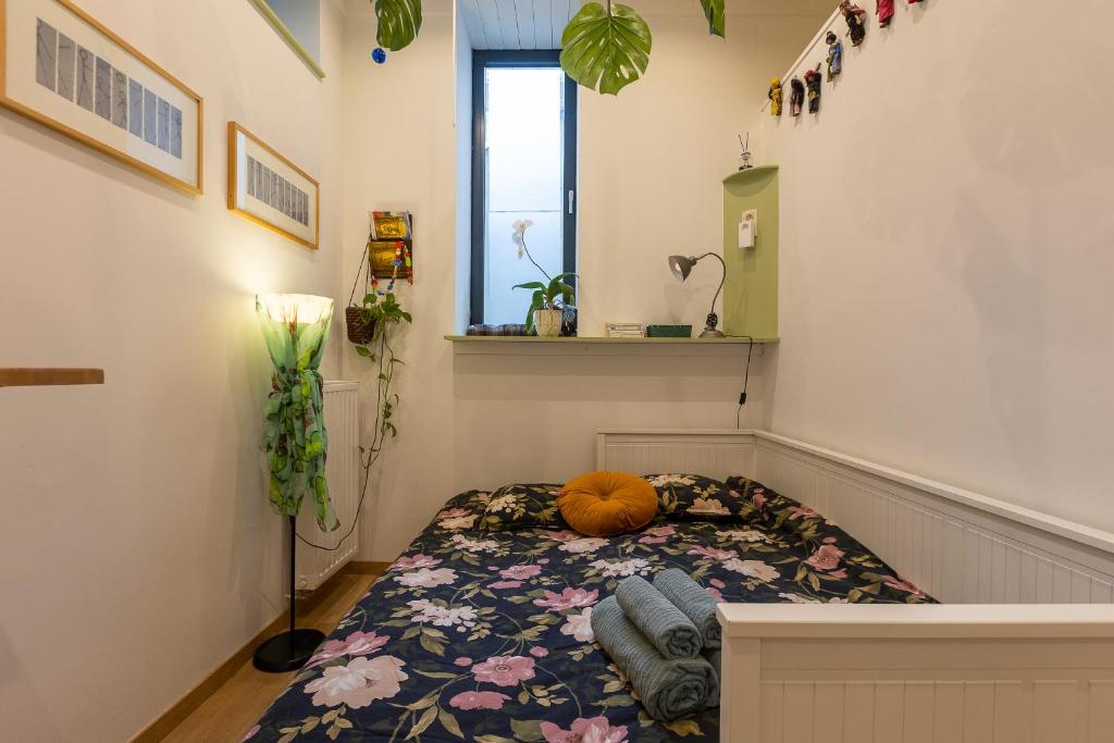 Zimmer mit einem Bett mit Kürbis in der Unterkunft La Chambre Suspendue by Maison Brasseurs d'Etoiles in Lüttich