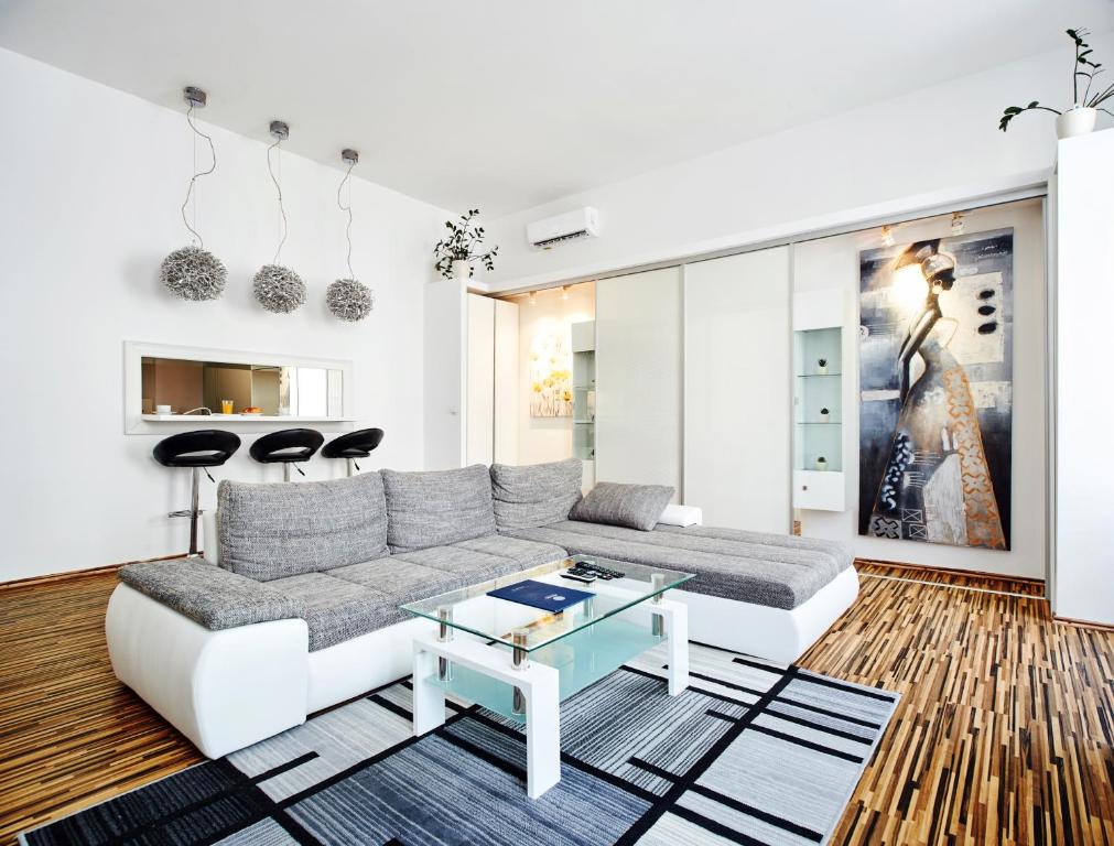 - un salon avec un canapé et une table dans l'établissement Vicus Apartment by Irundo, à Zagreb