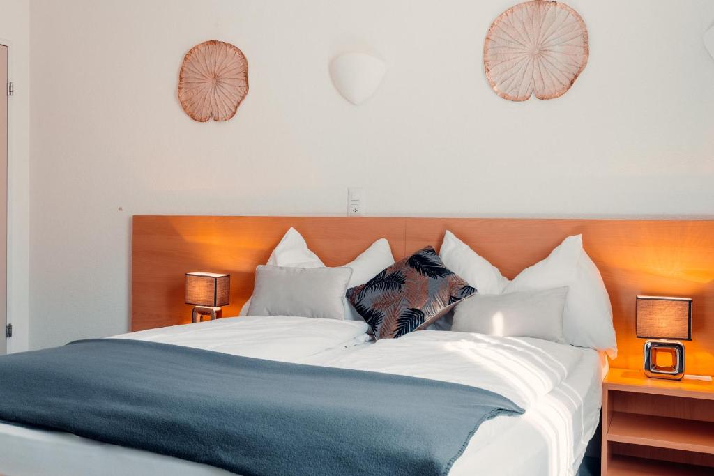 Postel nebo postele na pokoji v ubytování Hotel Rössli Luterbach