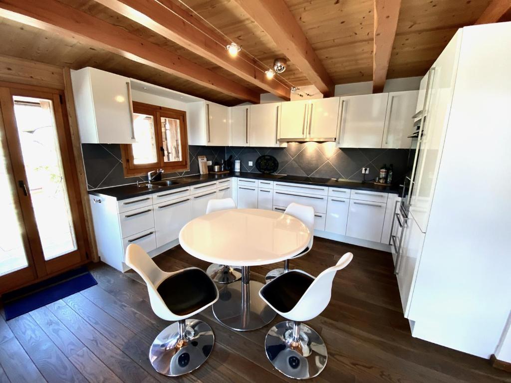 Kuchyň nebo kuchyňský kout v ubytování Chalet Les Dalton, Morgins
