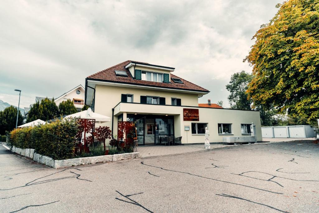 een groot wit gebouw met bij Hotel Rössli Luterbach in Luterbach