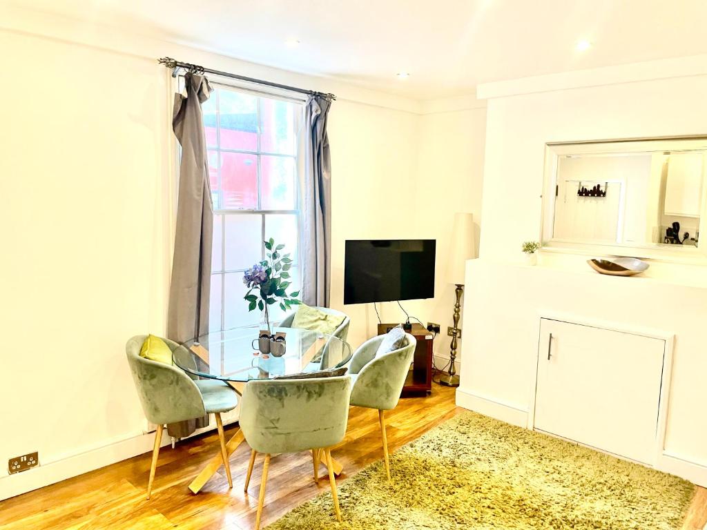 TV at/o entertainment center sa EMMANUEL HOUSE - Beautiful 1-Bedroom Apt In Central Cambridge - Historical Building