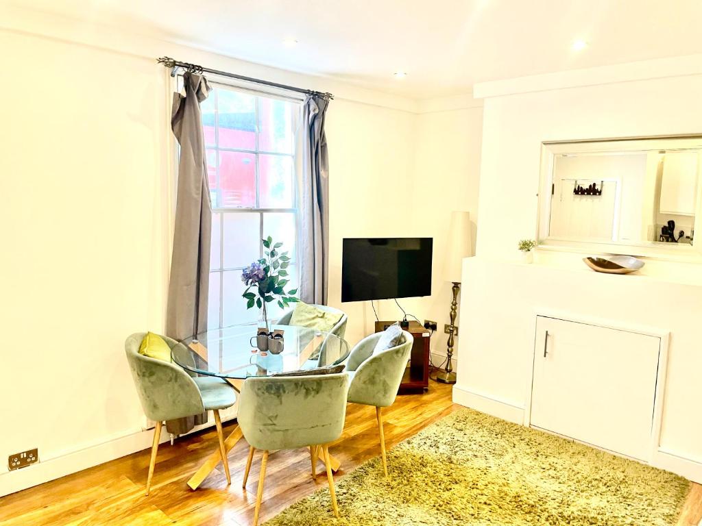 Et tv og/eller underholdning på EMMANUEL HOUSE - Beautiful 1-Bedroom Apt In Central Cambridge - Historical Building