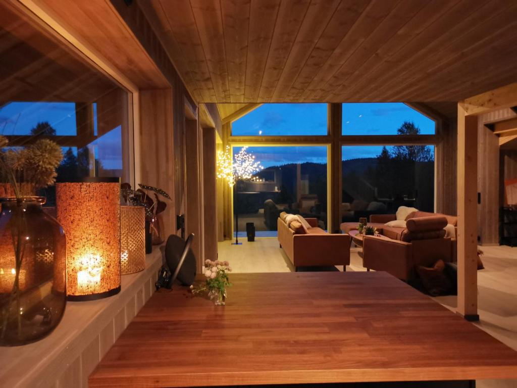 a living room with a view of the living room at Flott hytte sentralt i Hallingdal in Ål