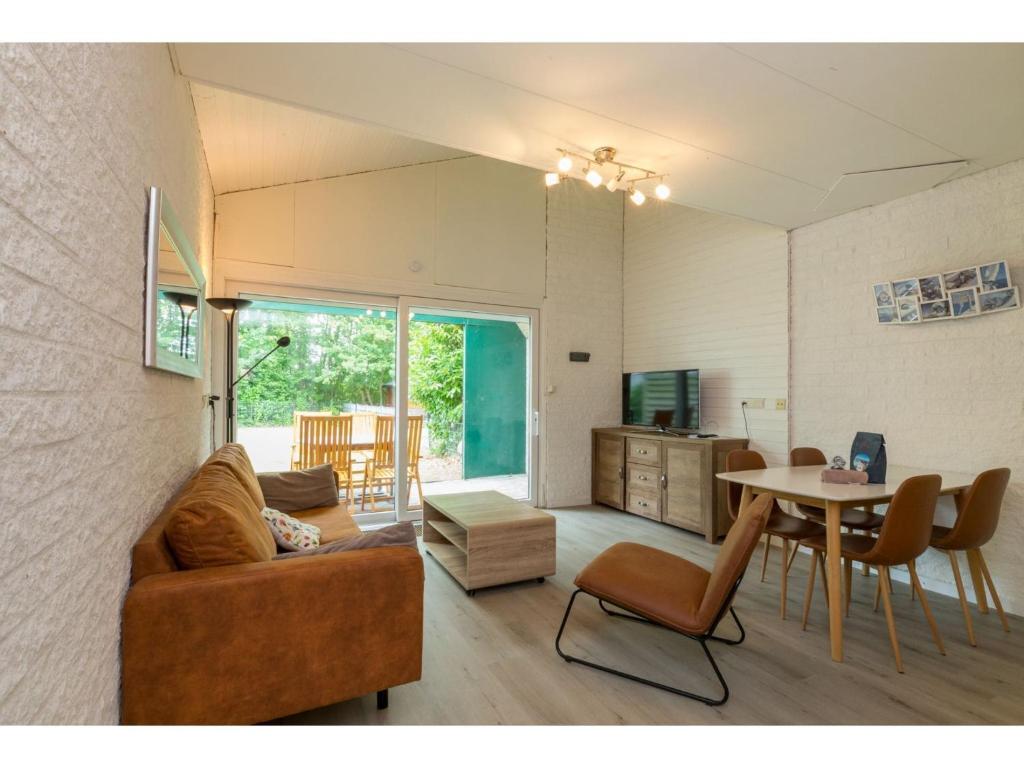 uma sala de estar com um sofá e uma mesa em Holiday home near Lake Veere and Kortgene em Kortgene