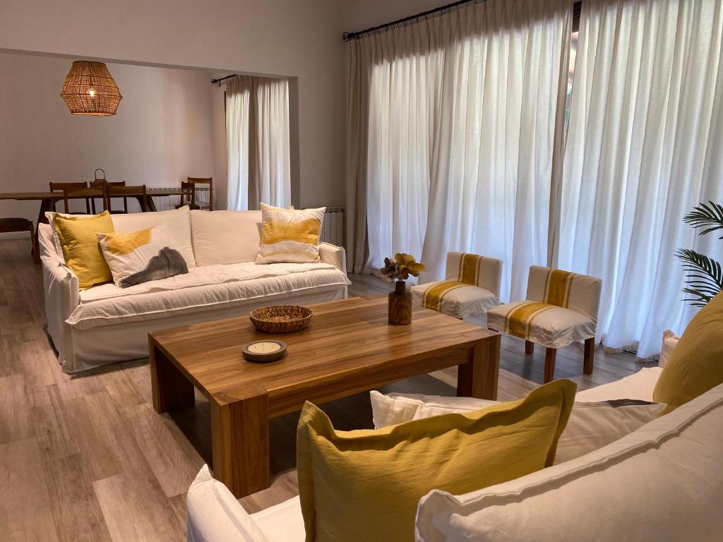 a living room with a couch and a coffee table at Acogedora y amplia casa en Salta! in Salta